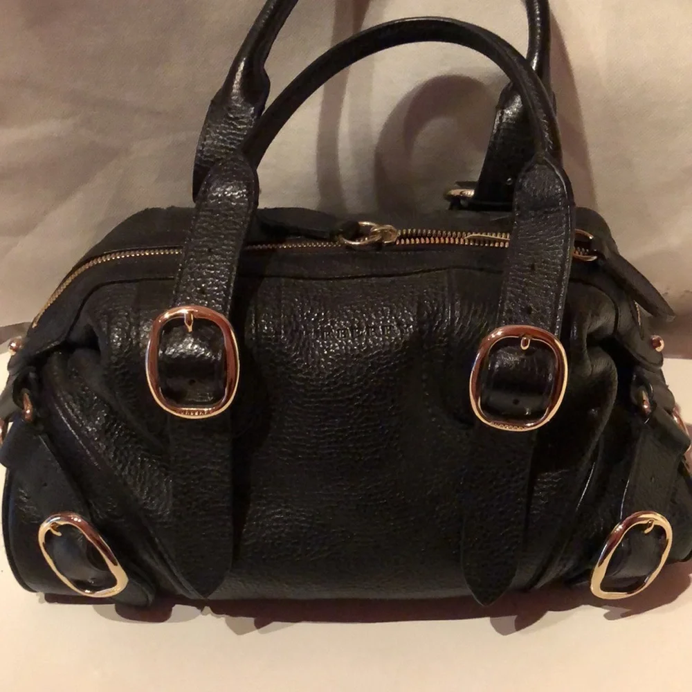 Beautiful and classic Burberry black textured leather buckle handbag (plaid int) - Picture 2 of 10
